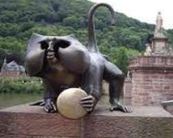 There are also some legends related to the town. There is a bronze sculpture of a monkey guard at the old bridge. It is said that stroking the mirror 